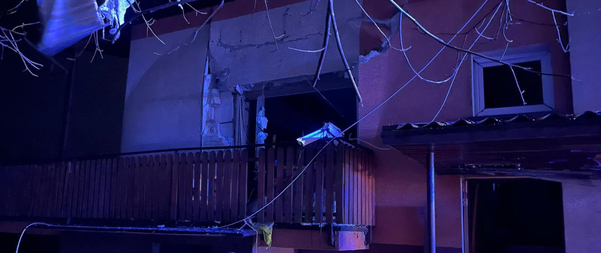 Budynek z wyważonymi drzwiami balkonowymi