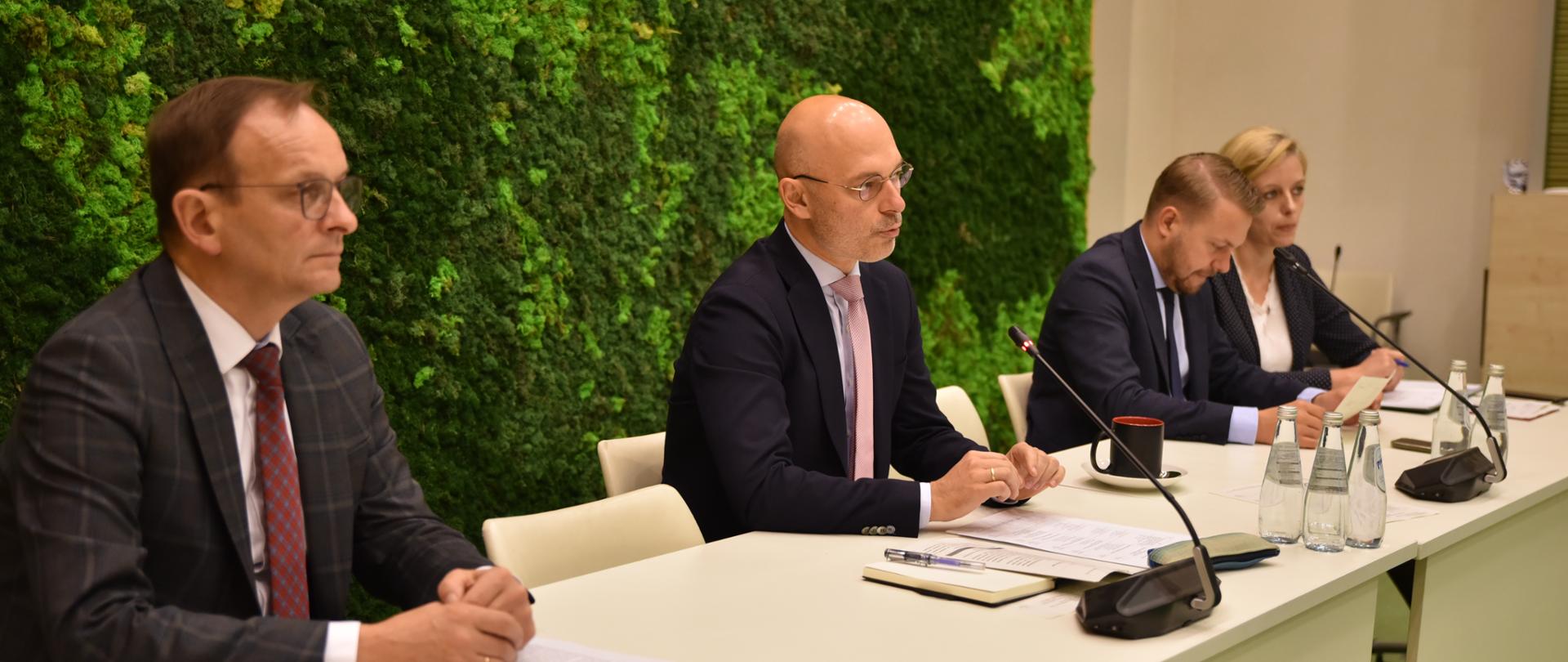 Kierownictwo resortu klimatu i środowiska podczas spotkania z NGO