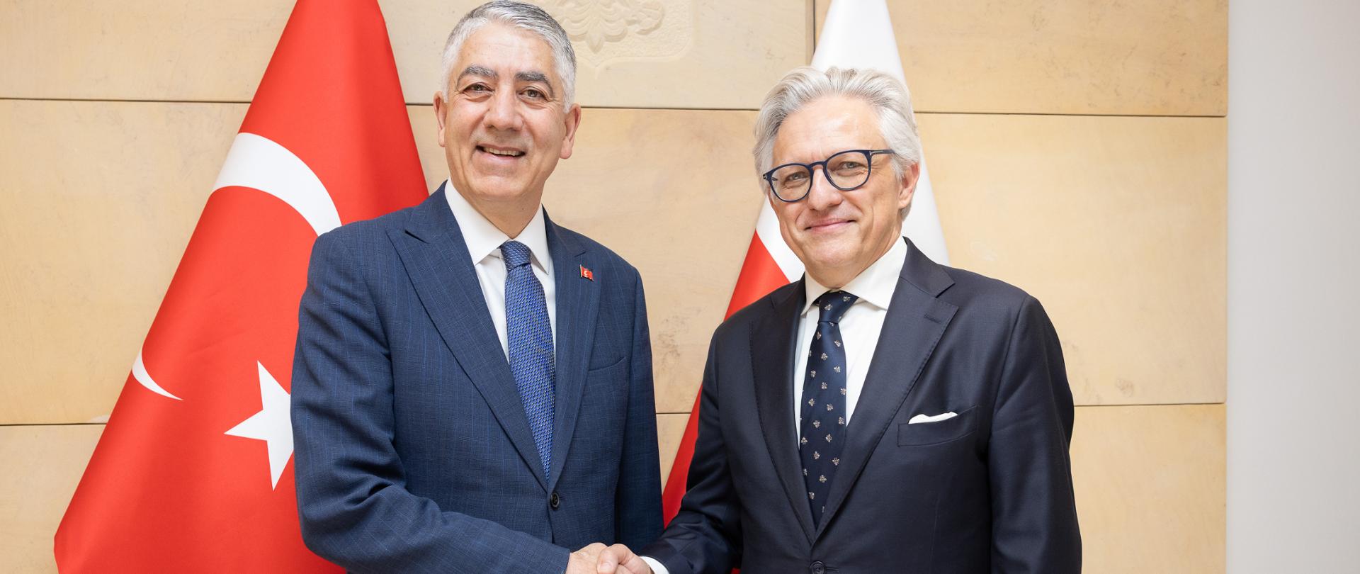 Uścisk dłoni wiceministrów - Artura Harazima i Hacıma Alima Özel.