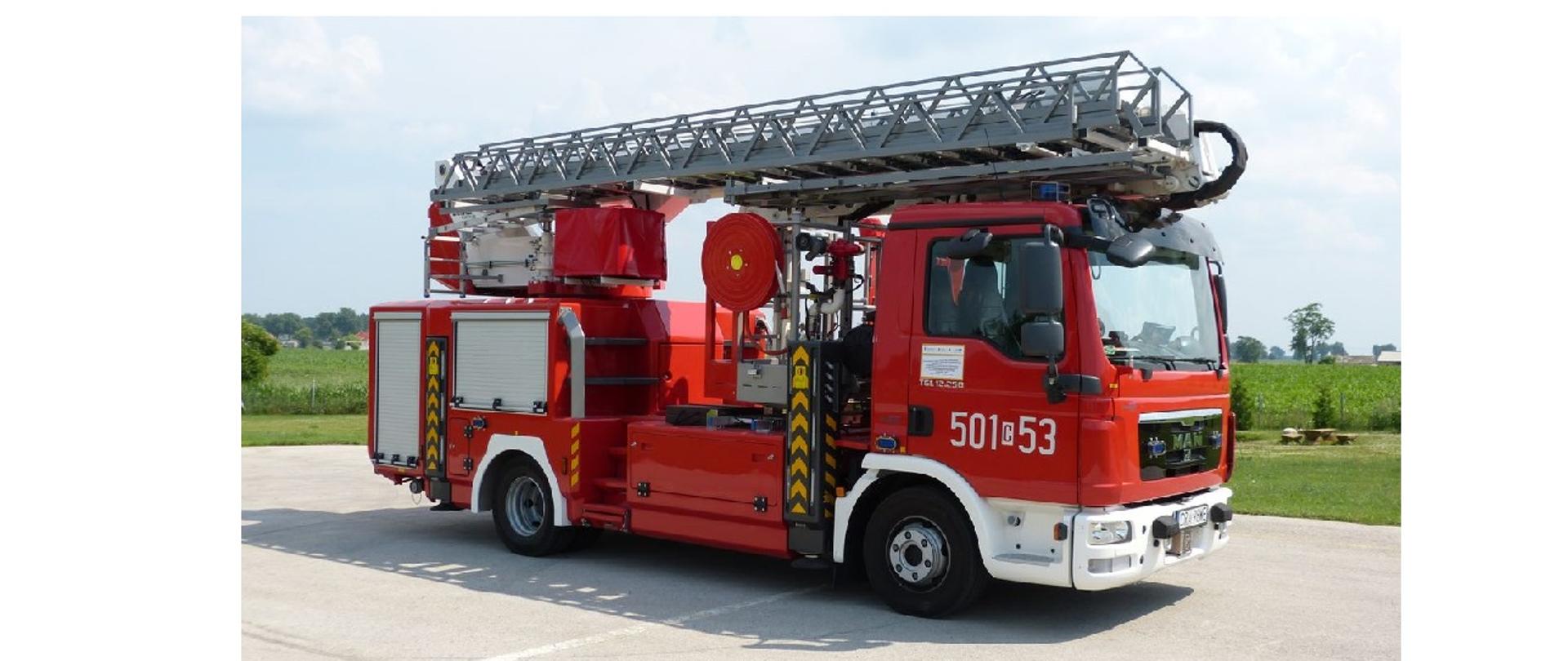 Zdjęcie przedstawia samochód specjalny SHD 23 na podwoziu MAN na tle placu manewrowego KP PSP.