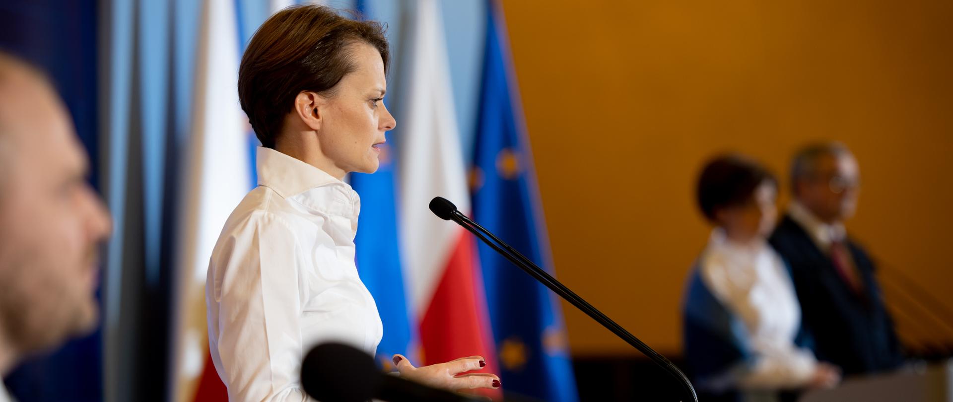 Jadwiga Emilewicz przed mikrofonem