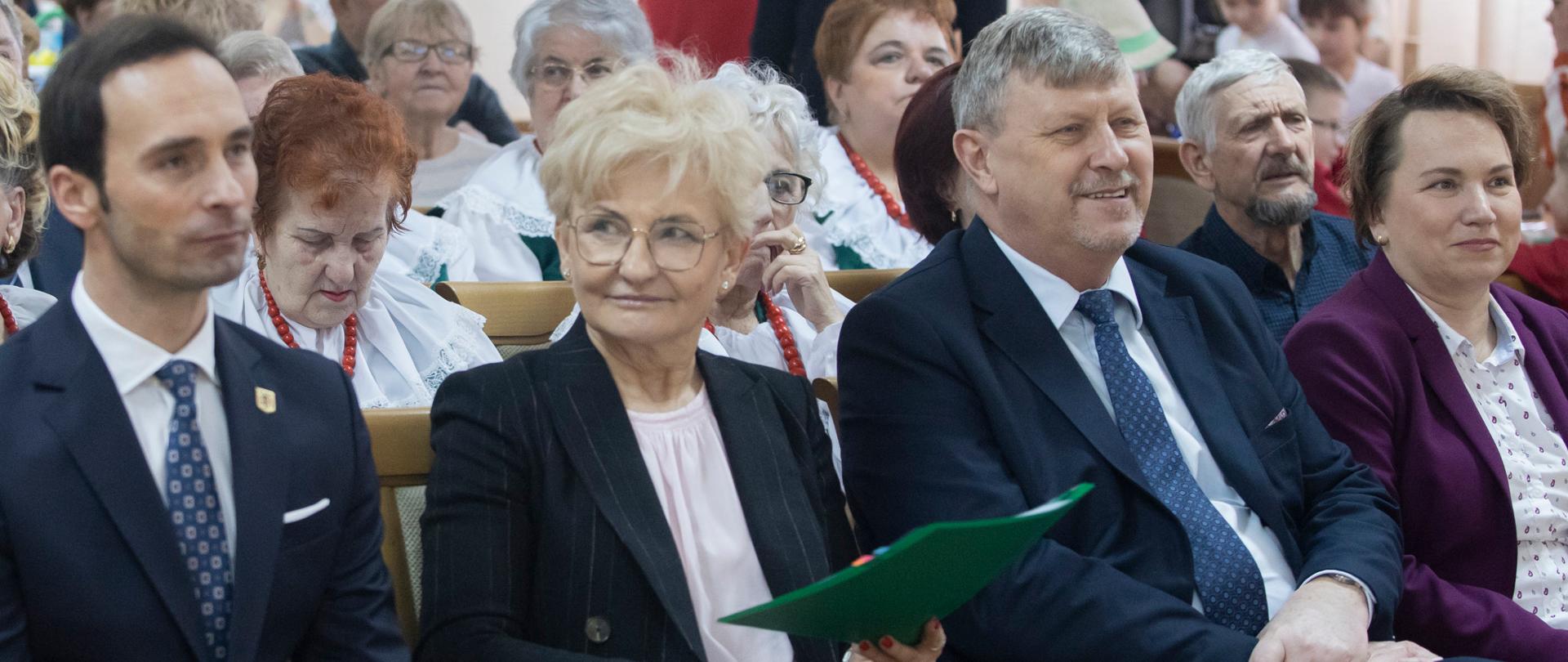 grupa siedzących osób