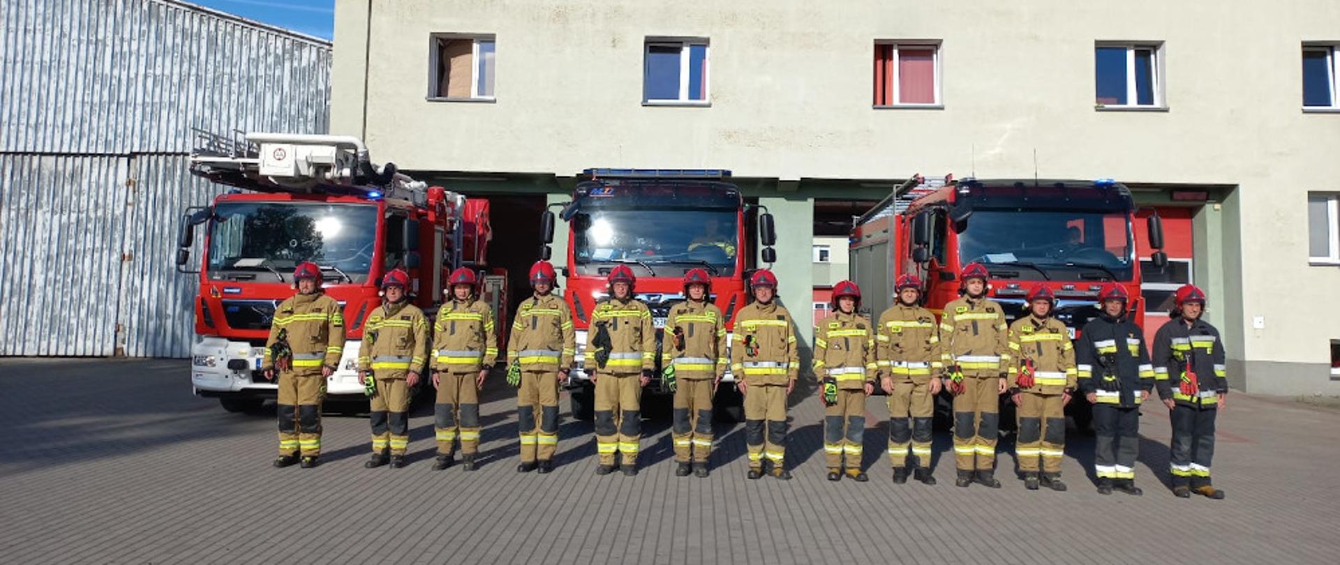 strażacy z Komendy Powiatowej Państwowej Straży Pożarnej w Szczecinku oraz druhowie OSP z powiatu szczecineckiego oddali hołd strażakowi, który zginął 6 sierpnia 2022 roku w wypadku podczas służby