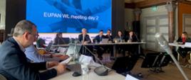 Uczestnicy spotkania podczas obrad plenarnych (Sztokholm, hotel Hassenbacken) - przy stołach ustawionych w podkowę siedzą uczestnicy spotkania; w tle ekran z napisem: EUPAN WL meeting day 2