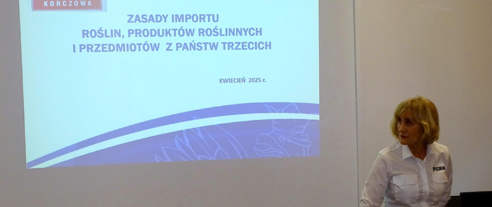 prowadząca szkolenie na tle slajdu z tytułem prezentacji