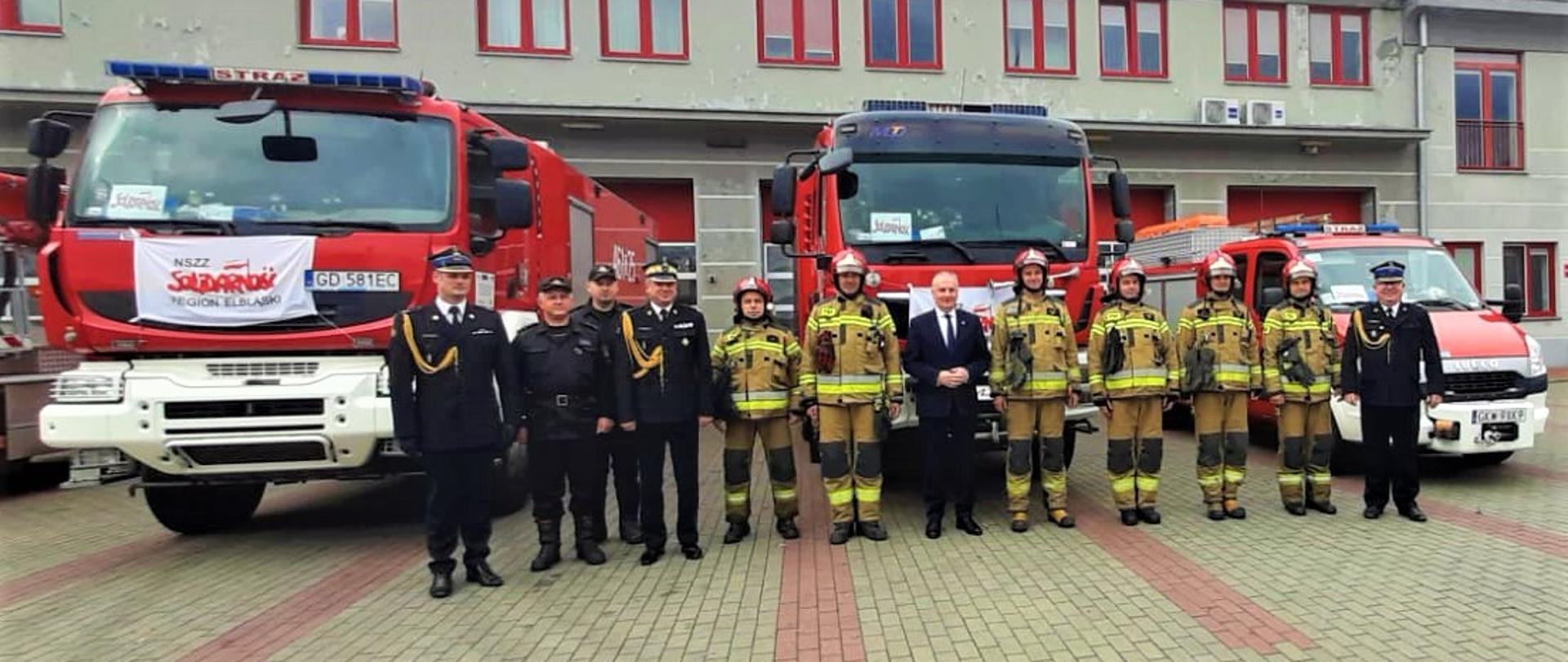 Na zdjęciu Wojewoda Pomorski, Pomorski Komendant Wojewódzki PSP wraz z zastępcą oraz kadra KP PSP Kwidzyn