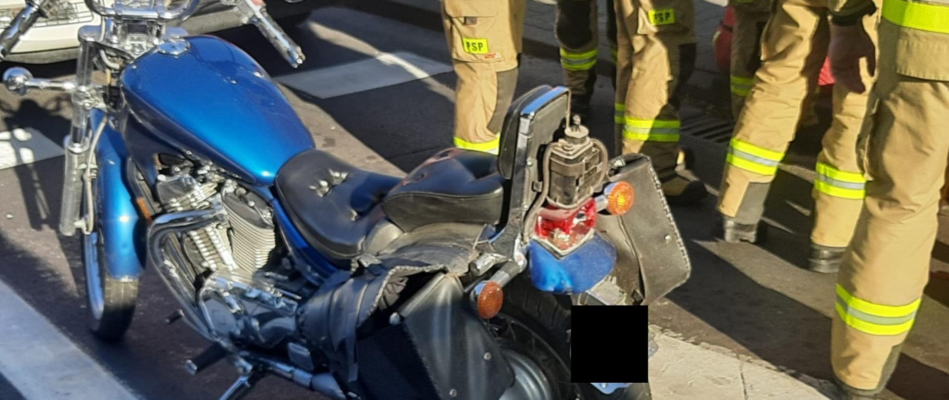 Widać uszkodzony tył motocykla
