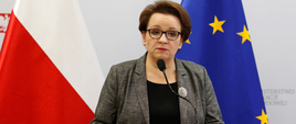 Anna Zalewska Minister Edukacji Narodowej przy mównicy