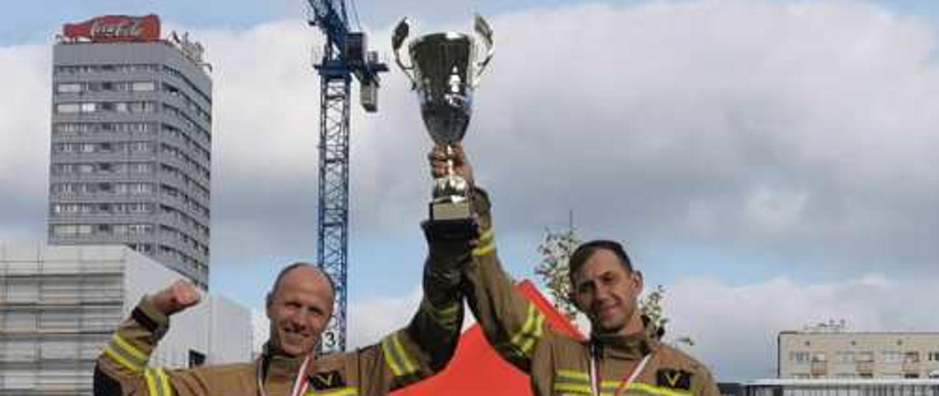 zdjęcie przedstawia zwycięzców biegu po schodach w Warszawie