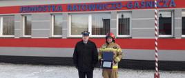 komendant powiatowy PSP bryg. Jarosław Kołak i uhonorowany st. ogn. Jacek Pietrzak