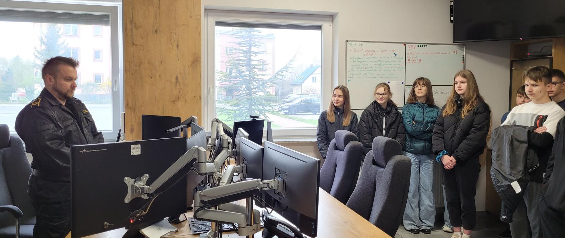 Dzieci podczas prezentacji dyżurnego