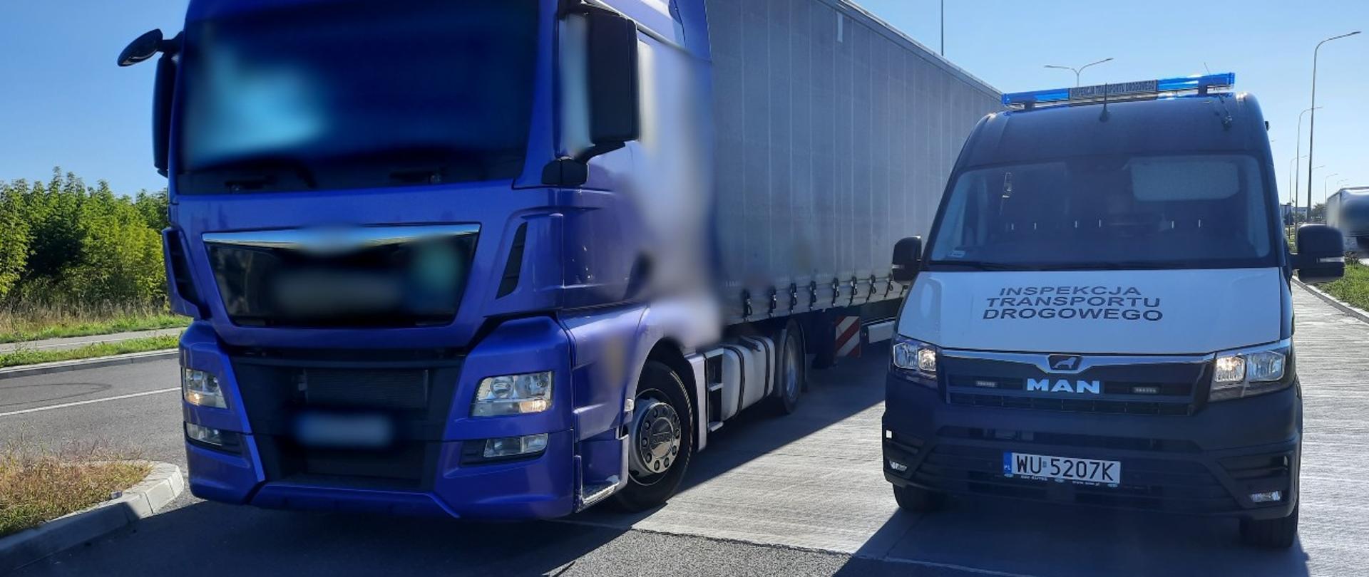 Na pierwszym planie (od lewej): przód ciągnika siodłowego i lewy bok naczepy oraz przód oznakowanego furgonu mazowieckiej ITD. W tle (od prawej): ciężarówka przejeżdżająca obok punktu kontrolnego na ul. Żółkiewskiego w Radomiu. 