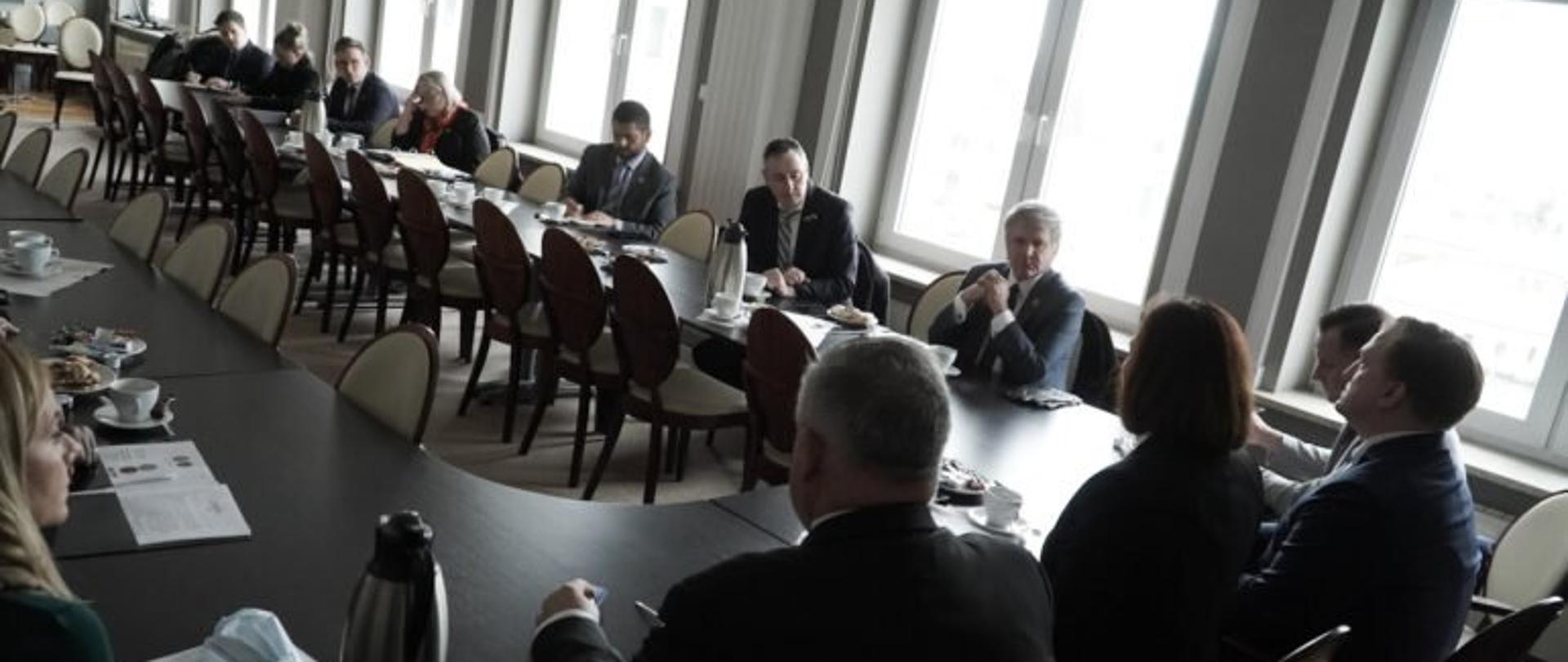 Przedstawiciele Kongresu USA podczas spotkania z wojewodą podkarpackim Ewą Leniart w jednej z sal Podkarpackiego Urzędu Wojewódzkiego w Rzeszowie.