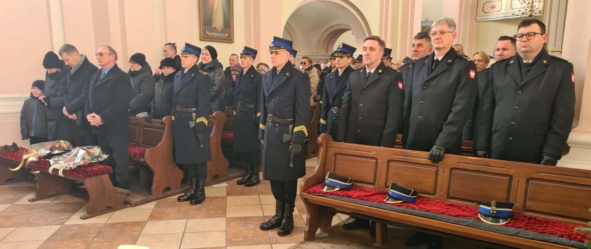 Strażacy w kościele