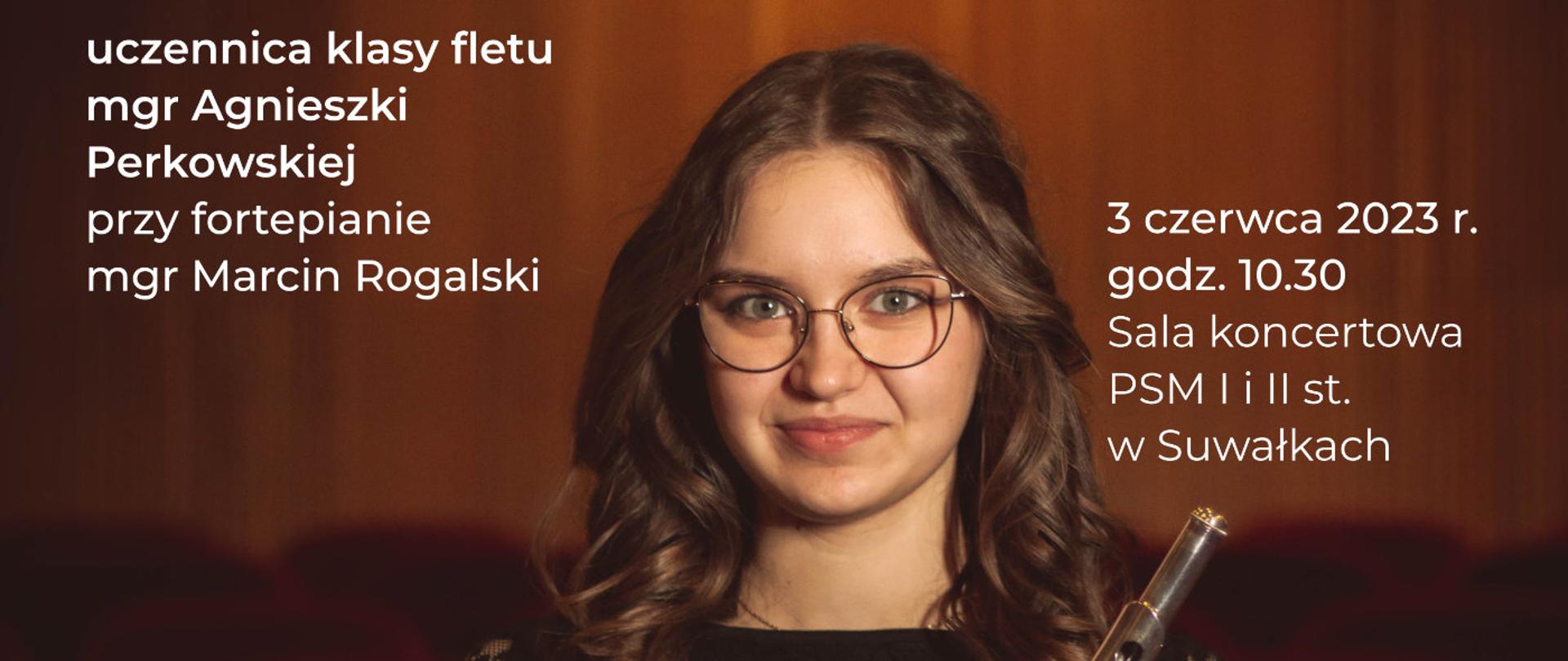 Plakat recitalu dyplomowego Weroniki Wiszniewskiej. Przedstawia zdjęcie wykonawczyni recitalu na ciemnym tle. W ręce trzyma flet poprzeczny. Na plakacie białą czcionką napisany jest program recitalu, data, nazwisko wykonawczyni, akompaniamentu oraz nauczyciela.