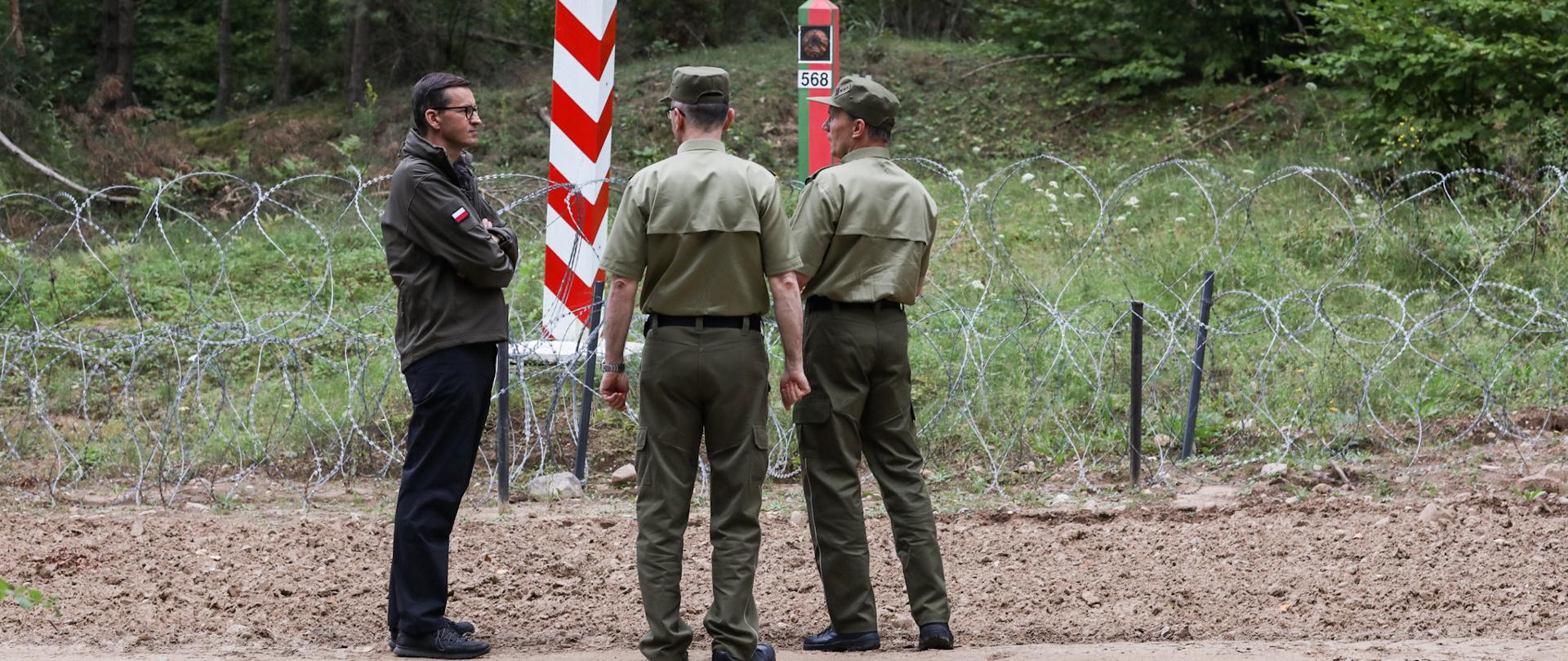 Premier Mateusz Morawiecki na granicy z Białorusią wraz z funkcjonariuszami Straży Granicznej.
