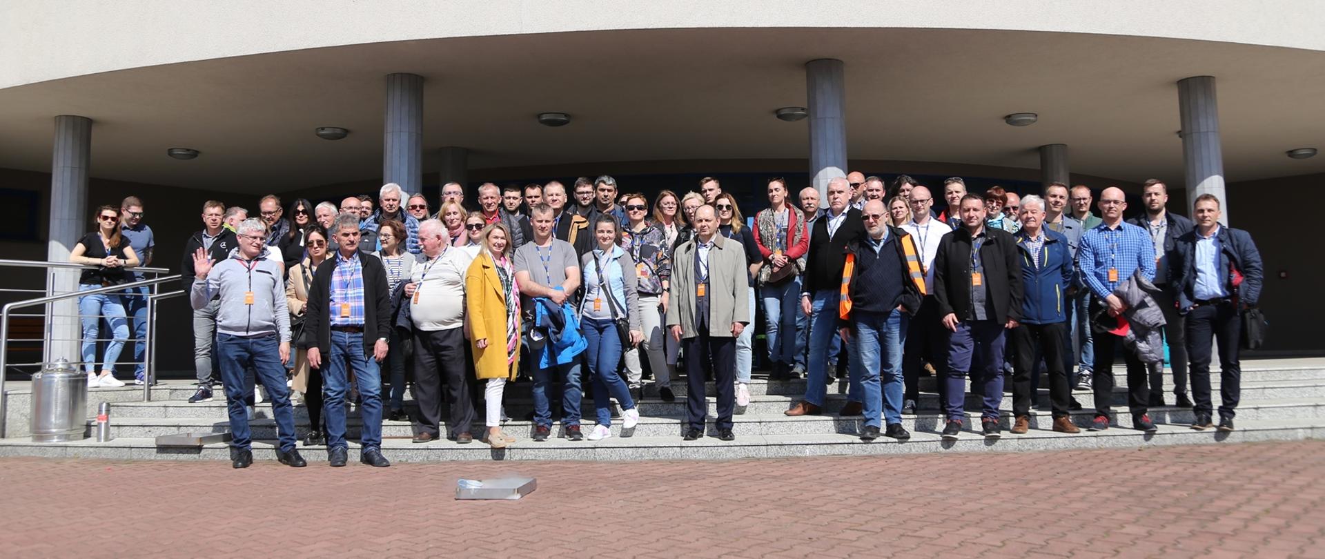 Grupowe zdjęcie uczestników seminarium wraz z instruktorami i wykładowcami