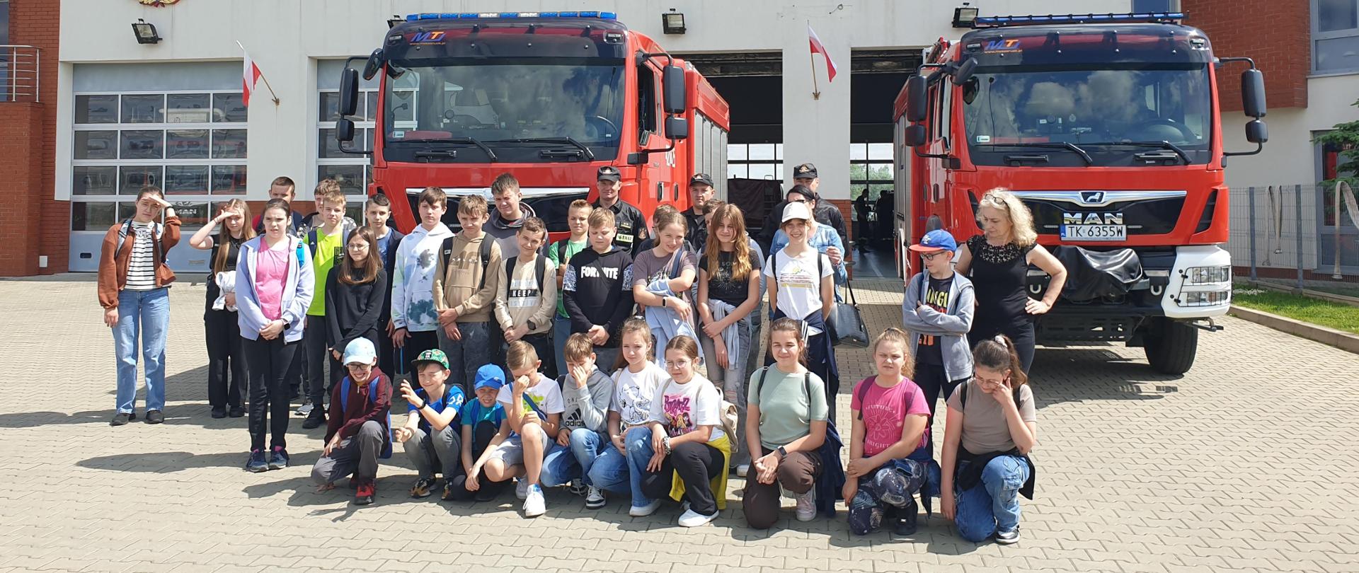 Wizyta dzieci w remizie kazimierskich strażaków