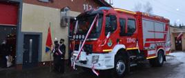 Na zdjęciu samochód pożarniczy GBA 3/16 na podwoziu VOLVO FL, w tle Remiza OSP Koszwały