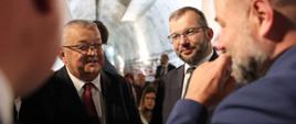 Otwarcie tunelu pod Świną, minister funduszy i polityki regionalnej Grzegorz Puda stoi w środku tunelu, po jego lewej stronie minister infrastruktury Andrzej Adamczyk