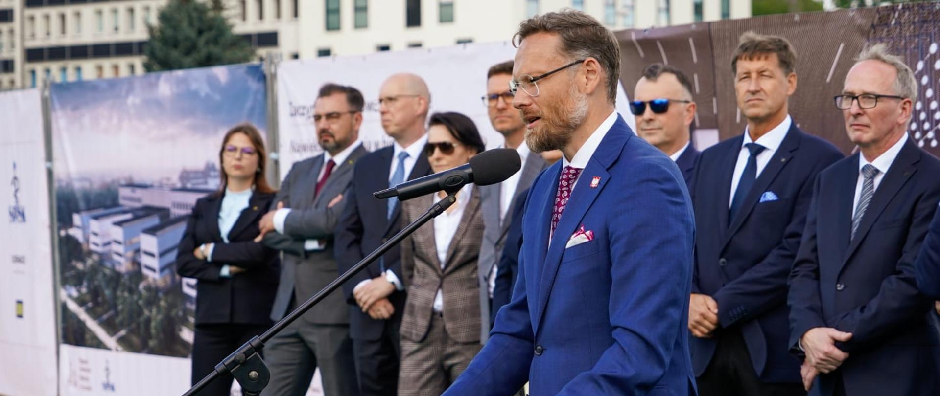 wojewoda przemawia podczas rozpoczęcia budowy centrum