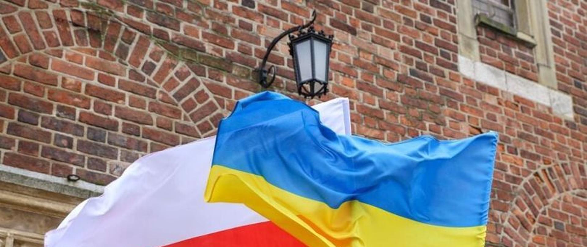 Flaga Polski i Ukrainy na tle budynku
