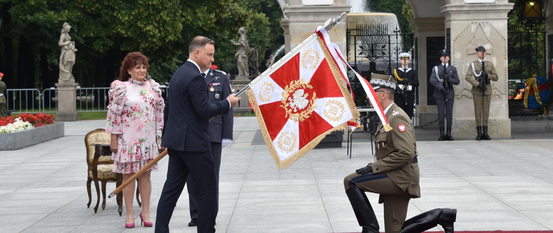 Prezydent Andrzej Duda przekazuje sztandar dowódcy operacyjnemu na placu Piłsudskiego w Warszawie.