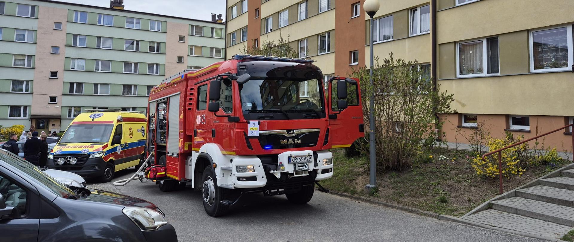 Pożar na 4 piętrze budynku mieszkalnego wielorodzinnego