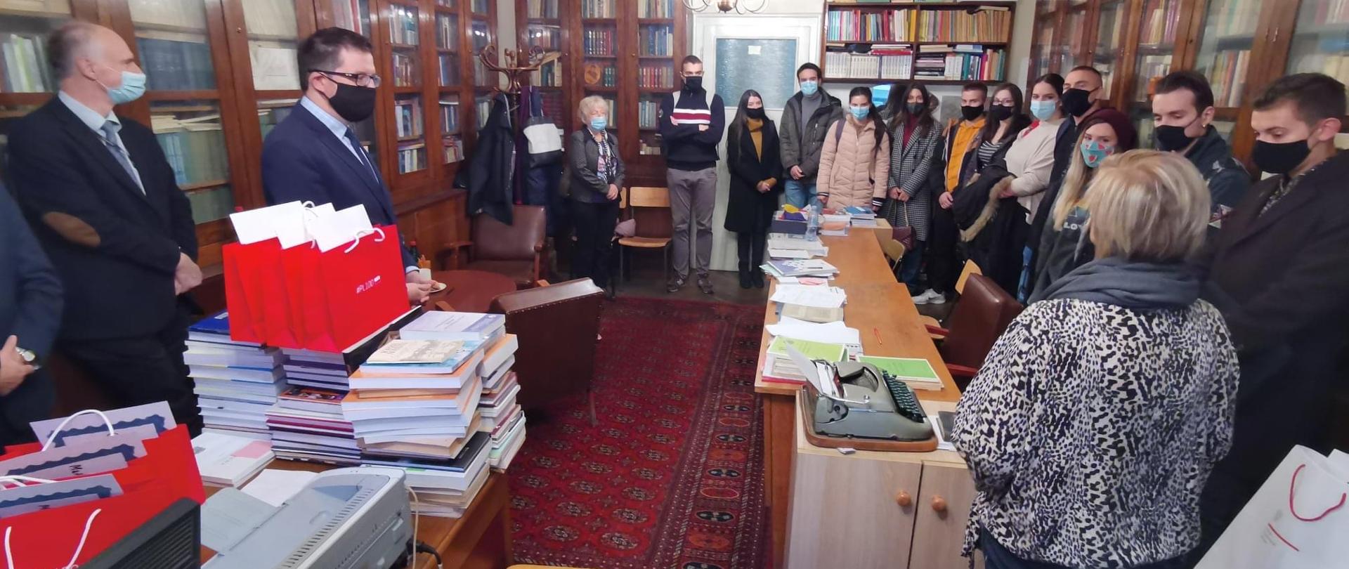 Jak co roku, ale przy zachowaniu środków ostrożności związanych z pandemią COVID19, na Wydziale Filologicznym Uniwersytetu Belgradzkiego odbyło się tradycyjne dyktando, w trakcie którego wszyscy chętni mogli się zmierzyć z zawiłościami polskiej ortografii i interpunkcji. 