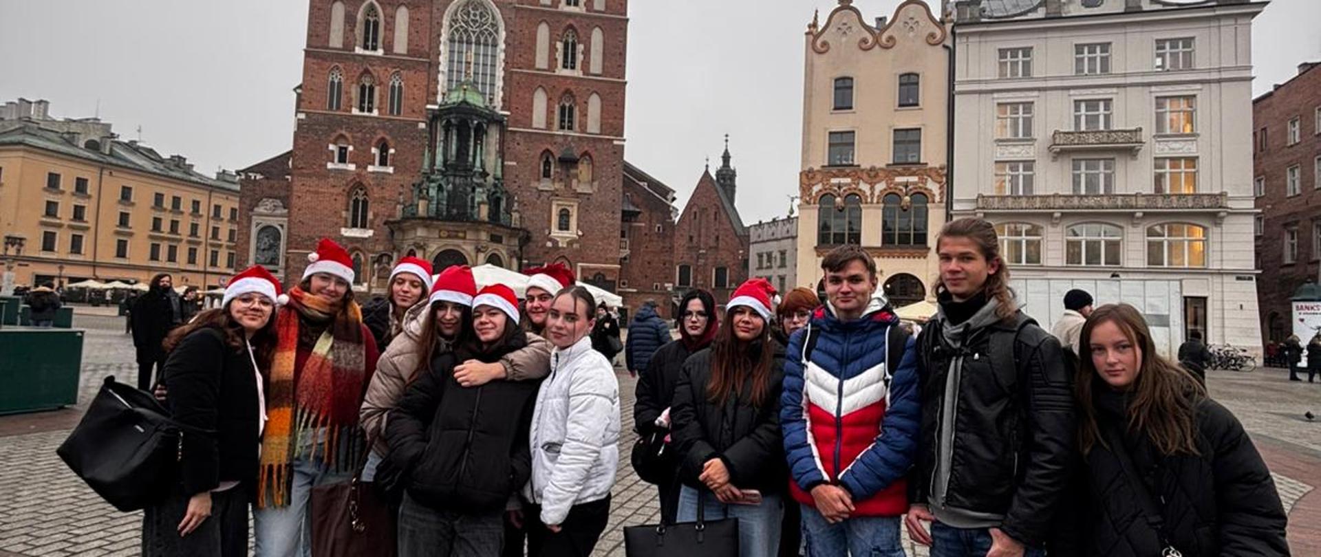 Uczniowie klasy 4LTb na tle Kościoła Mariackiego w Krakowie