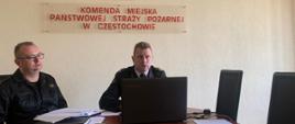 Na zdjęciu znajduje się Komendant Miejski Państwowej Straży Pożarnej w Częstochowie oraz Zastępca Komendanta Miejskiego Państwowej Straży Pożarnej w Częstochowie podczas odprawy w formie wideokonferencji z przedstawicielami jednostek samorządu terytorialnego, dotyczącej ustawy o OSP.