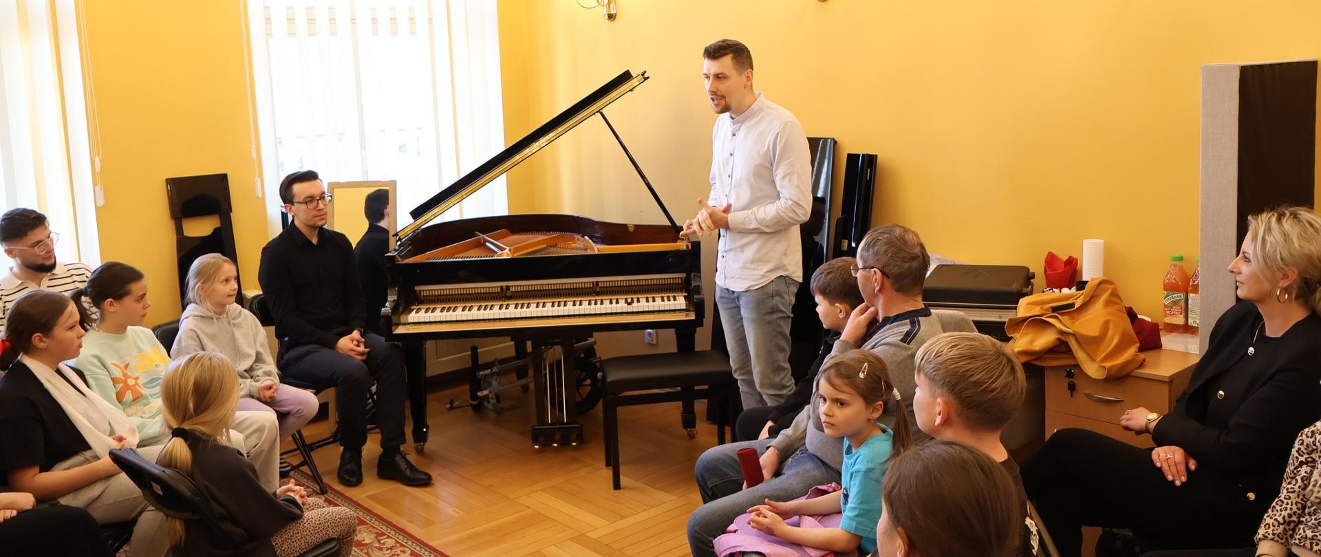 Osoba prowadząca warsztaty oraz uczestnicy.