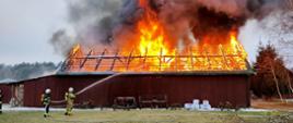 Budynek stodoły cały w ogniu.
