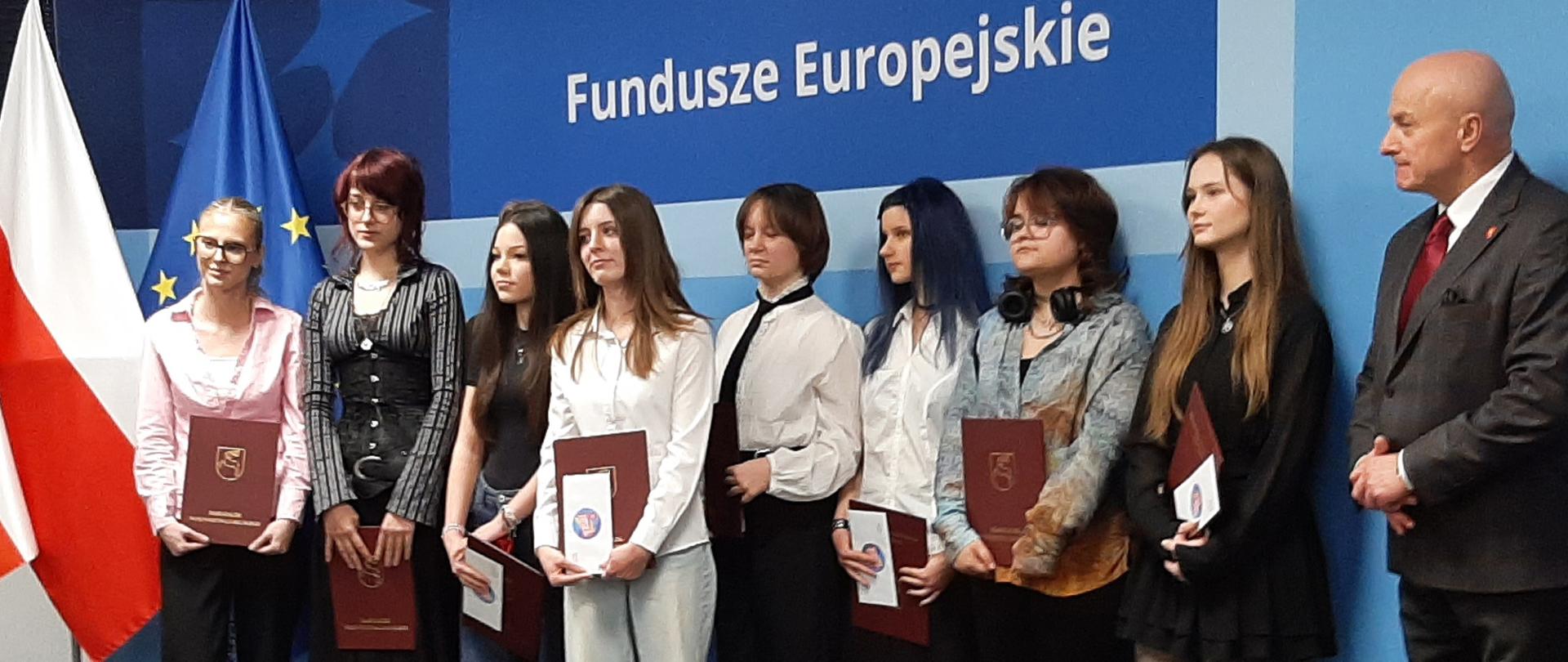 Grupowe zdjęcie nagrodzonych w konkursie "Polska Pięknieje"