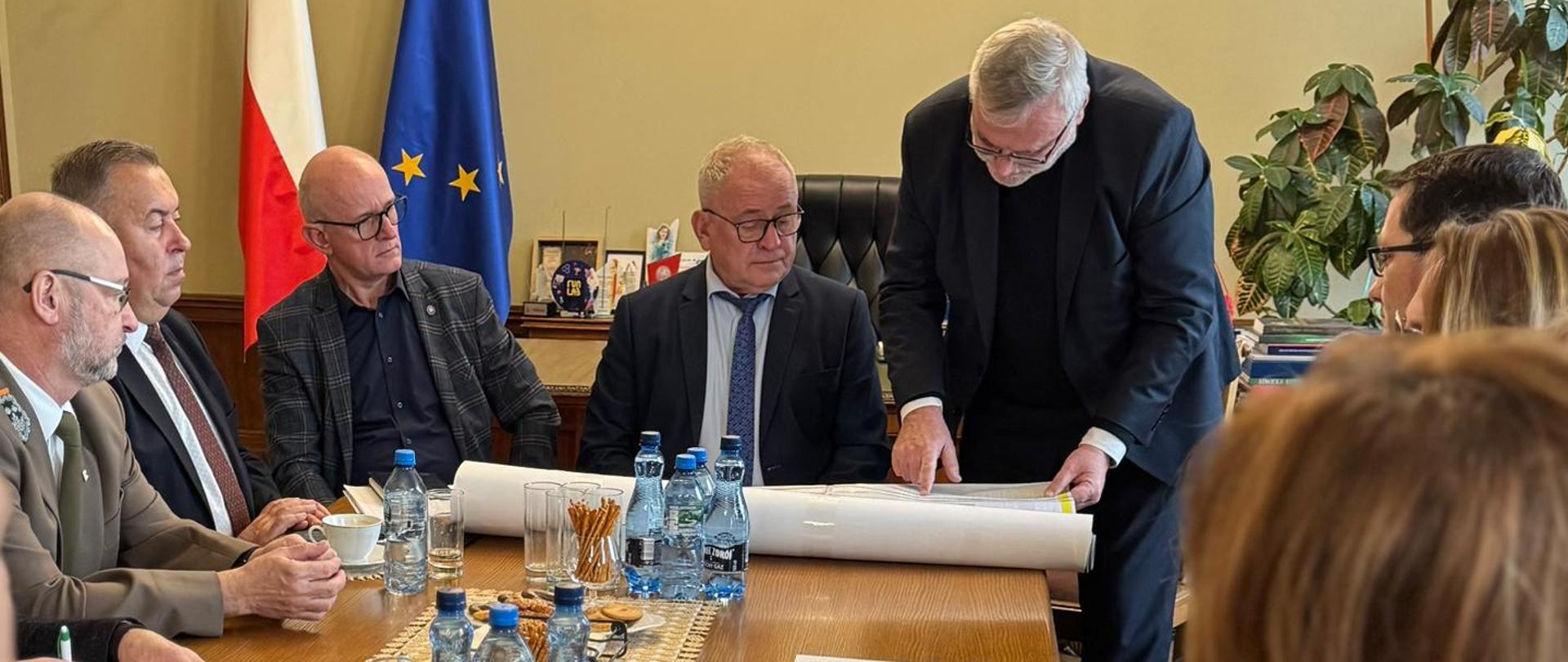 Uczestnicy spotkania w Łódzkim Urzędzie Wojewódzkim w Łodzi, pod przewodnictwem I wicewojewody Marka Mazura 