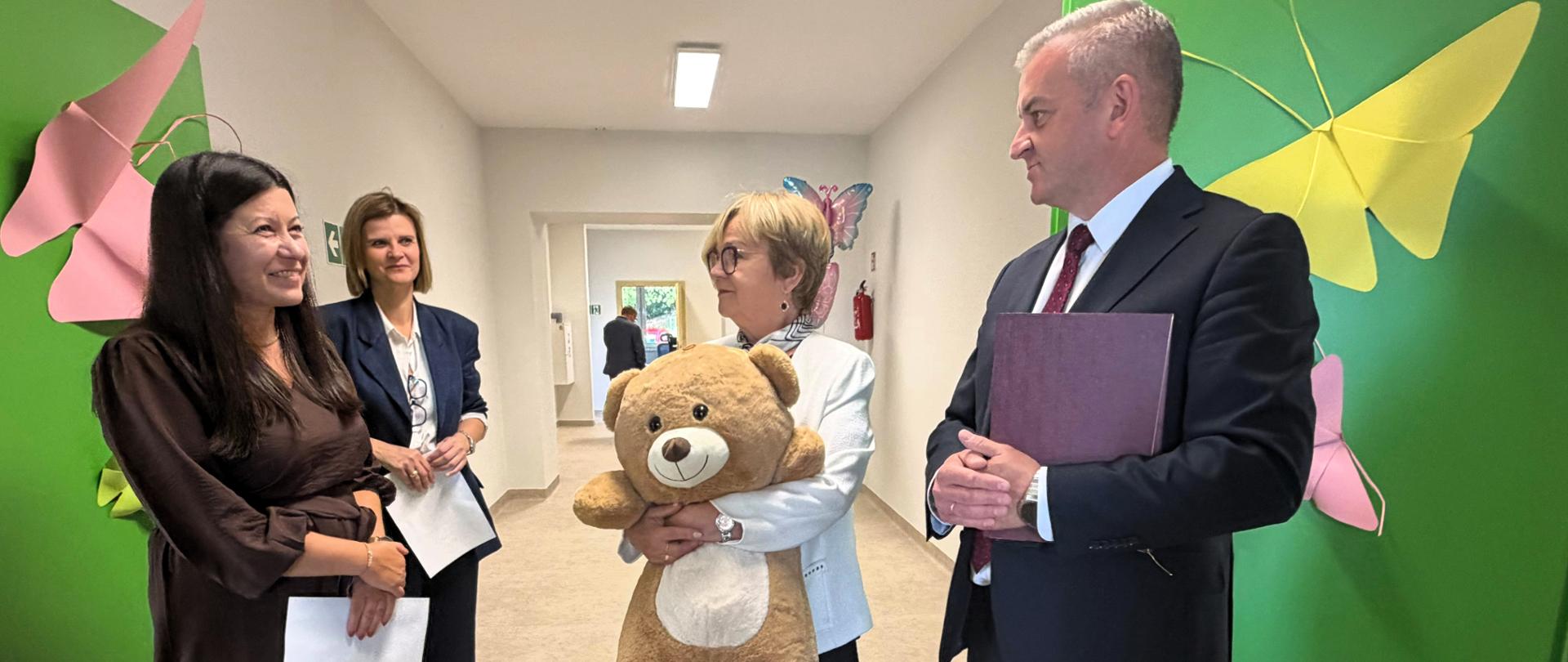 Zdjęcie przedstawia wojewodę podkarpackiego na uroczystości otwarcia żłobka