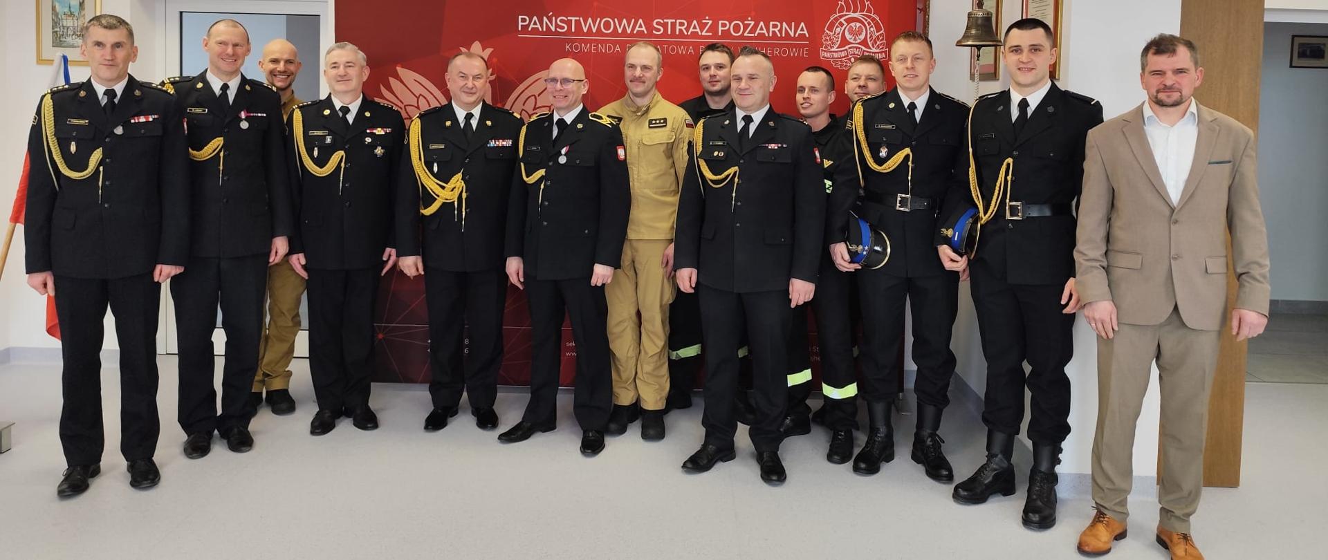 Na zdjęciu znajduję się funkcjonariusze i fonkcjunariusze psp 