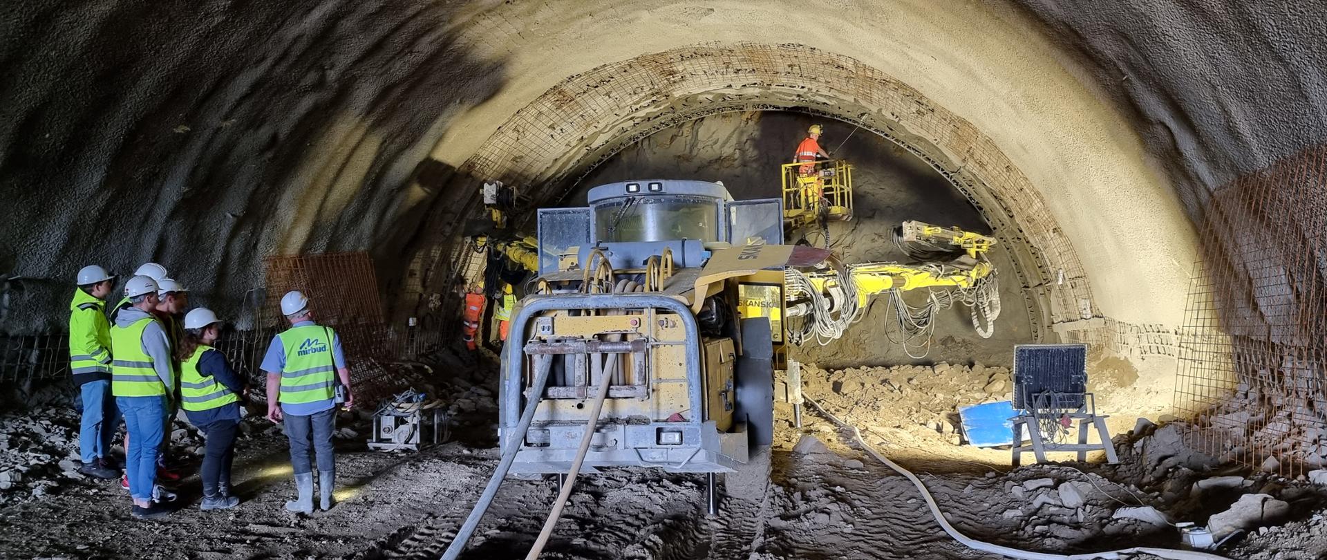  Studenci Politechniki Śląskiej w drążonym tunelu drogowym na S1 w czasie trwania prac przy zabudowie obudowy wstępnej na przodku tunelu. 