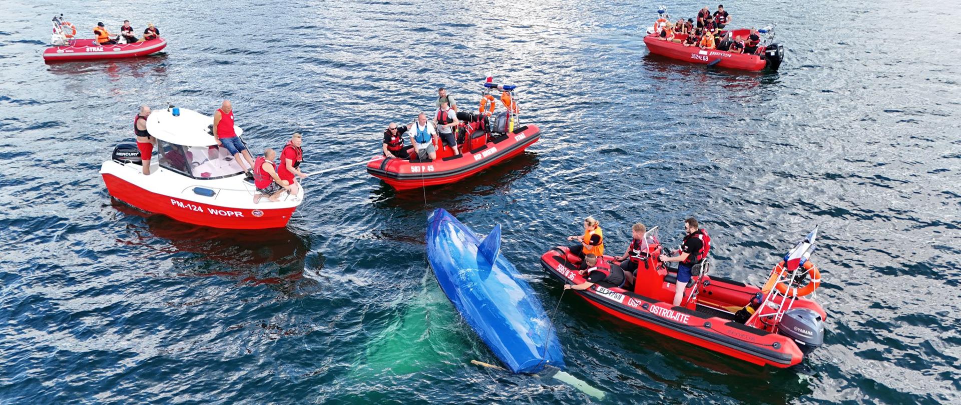 jednostki ćwiczą podnoszenie przewróconą łódź