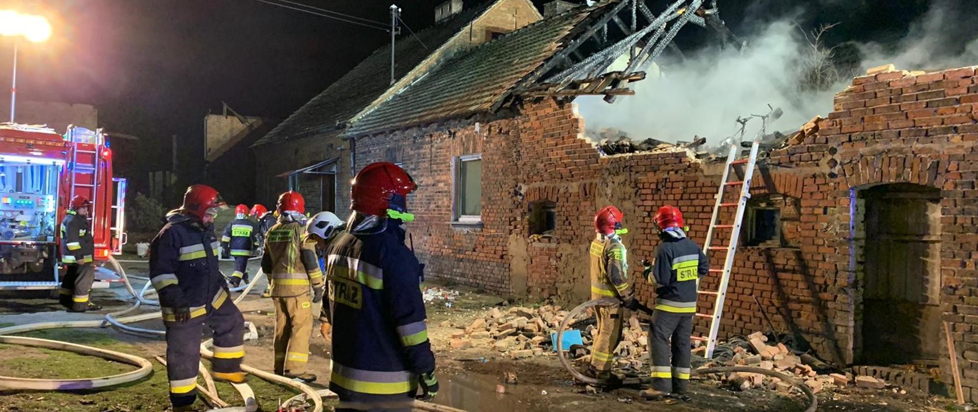 Strażacy ratownicy podczas działań gaśniczych 