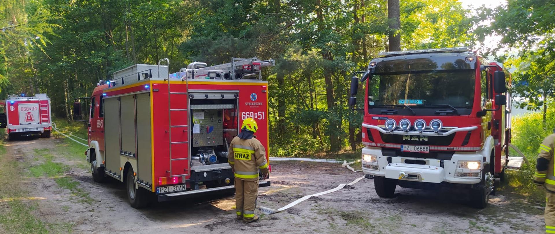 Punkt czerpania wody, samochody pożarnicze przy brzegu jeziora