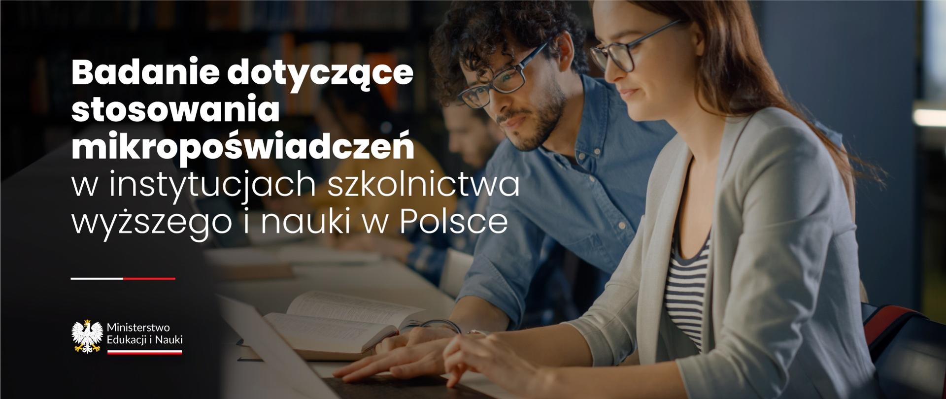 Kilka osób nachyla się nad komputerem, obok napis Badanie dotyczące stosowania mikropoświadczeń w instytucjach szkolnictwa wyższego i nauki w Polsce.