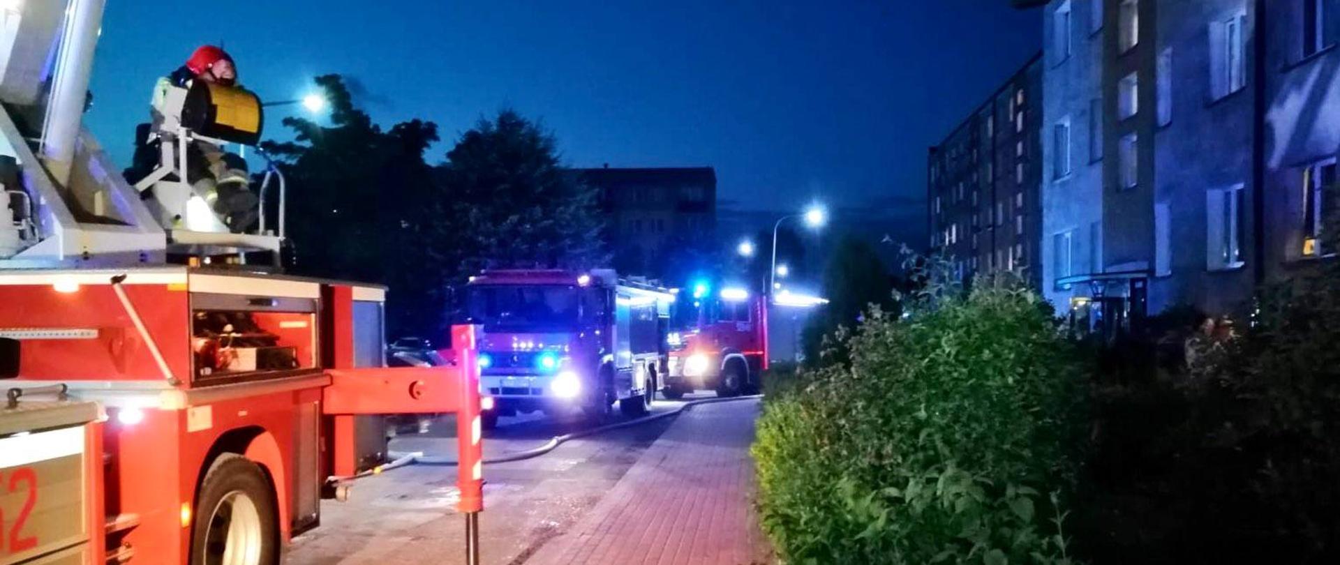 Zdjęcie przedstawia samochody pożarnicze na miejscu akcji