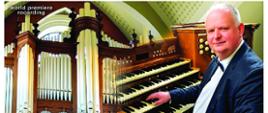  Okładka albumu muzycznego wydawnictwa Acte Préalable . W górnej części umieszczono nagłówki: „PIOTR GRINHOLC” (kolor niebieski), „MUSICAM SACRAM” (kolor czerwony) oraz podtytuł „Arranged According to the Order of the Liturgical Year”. Centralną część zajmuje zdjęcie organisty, Rafała Sulimy, ubranego w ciemny garnitur i muszkę, grającego na wielomanuałowych organach. W tle widoczny jest drewniany prospekt organowy z białymi piszczałkami z Kościoła Świętego Jana Pawła II w Grajewie. U dołu znajdują się dodatkowe napisy informujące o wykończeniu instrumentu („Koncertowe organy angielskie”) oraz logo parafii.