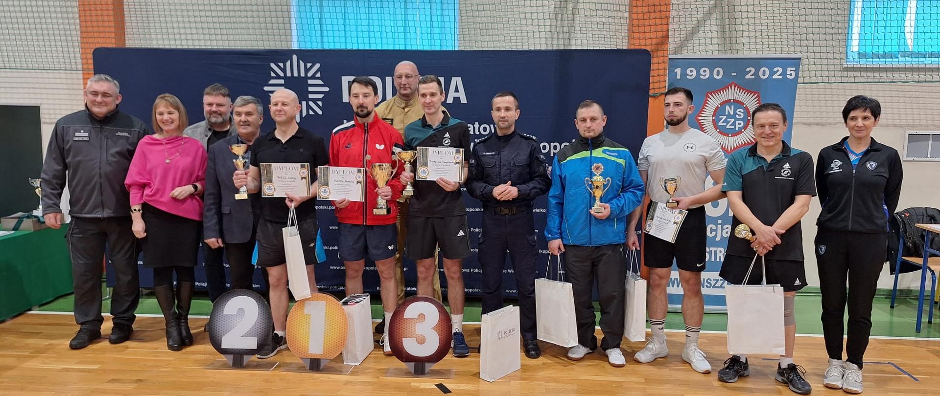 Uczestnicy turnieju z dyplomami