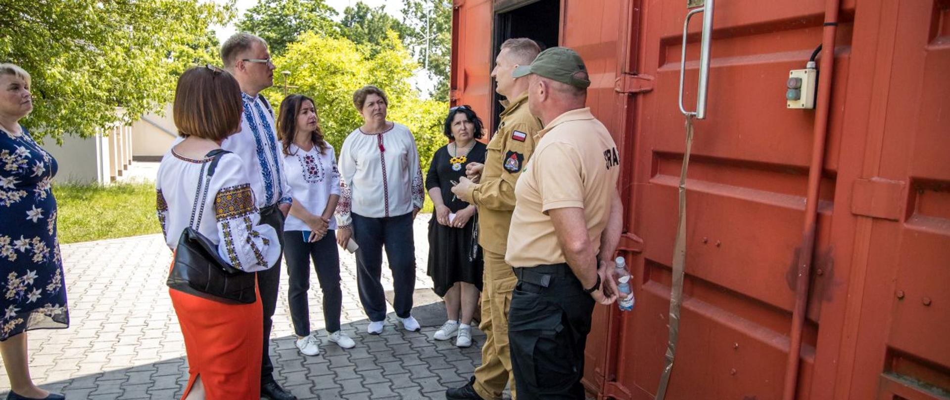 Wizyta delegacji z Ukrainy - przed trenażerem pożarowym