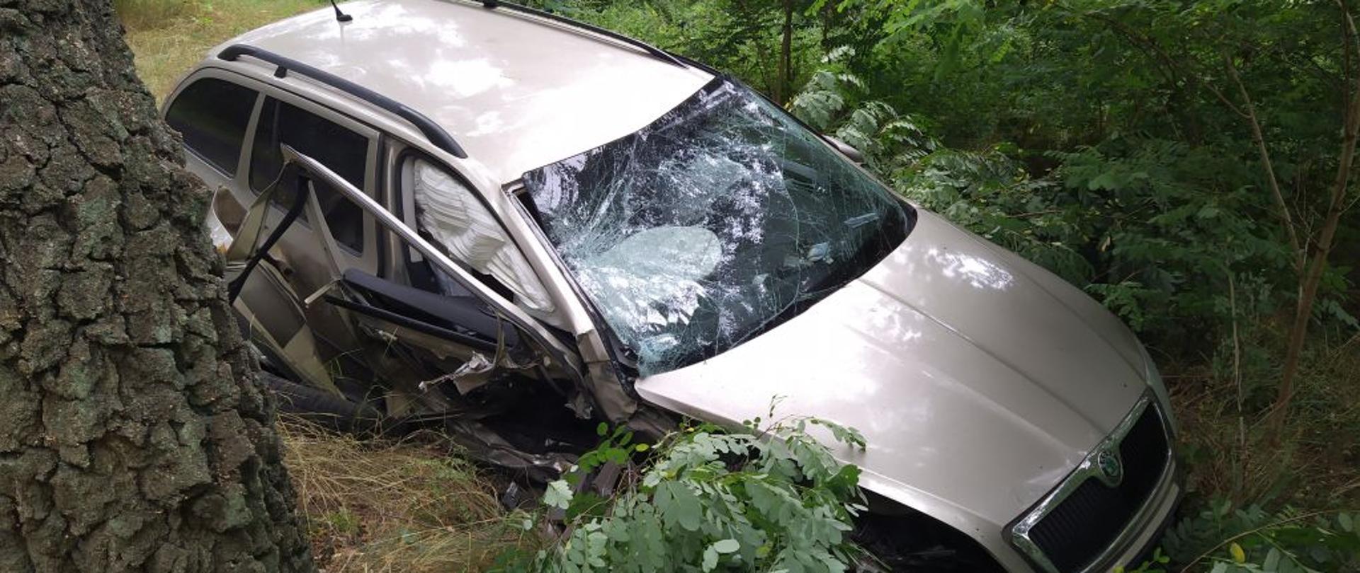 Na zdjęciu widać uszkodzone auto
