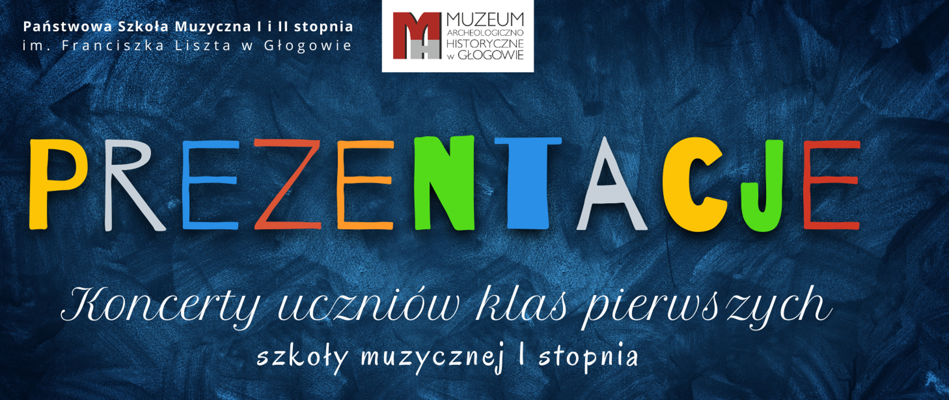 W lewym górnym rogu pełna nazwa szkoły w kolorze białym, ułożona w dwóch rzędach. Pośrodku na górze logotyp Muzeum Archeologiczno-Historycznego w Głogowie: graficzny znak przedstawiający czerwono-szare litery MAH, po jego prawej stronie pełna nazwa muzeum, w czterech rzędach, litery czarne, różne wielkości czcionki, tło logotypu - biały prostokąt. W centralnej części napis z kolorowych liter "PREZENTACJE". Niżej, w kolorze białym, w dwóch rzędach: "Koncerty uczniów klas pierwszych szkoły muzycznej I stopnia". Tło w odcieniach koloru niebieskiego - przypominającymi nieregularne pociągnięcia pędzlem.