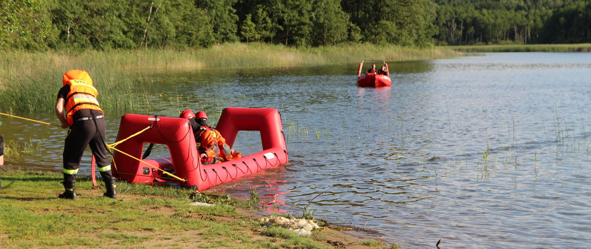 Na zdjęciu widać strażaków w saniach wodnych 