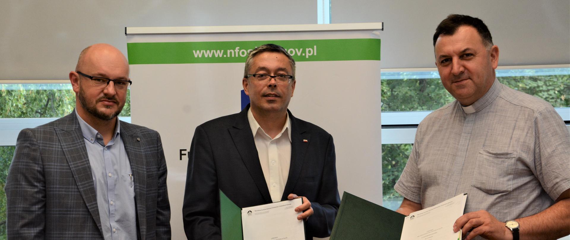 Podpisanie umowy o dofinansowaniu termo-remontu parafii w Jabłonnie